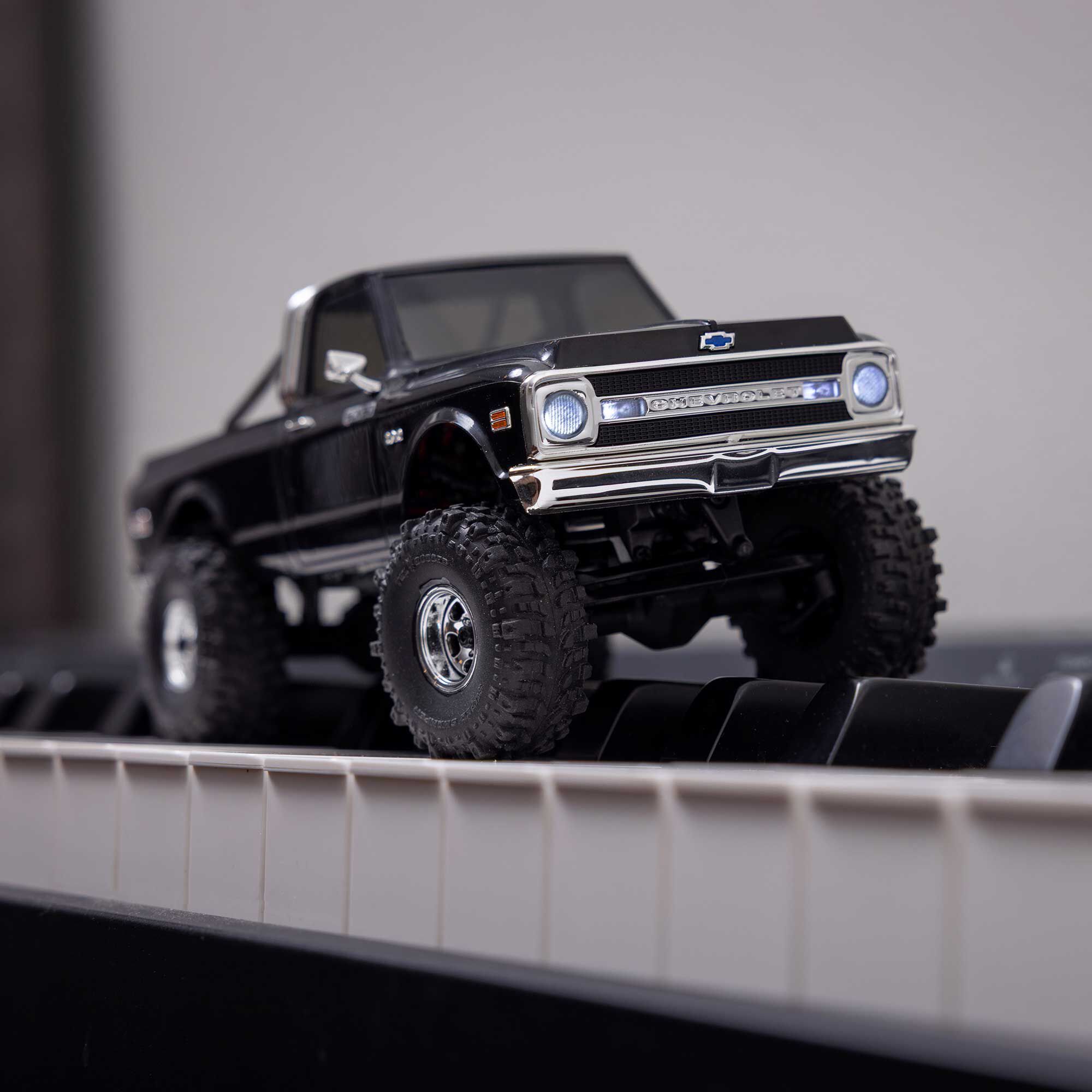 Axial 1/30 SCX30 Chevrolet K10 4X4 RTR Brushed Rock Crawler