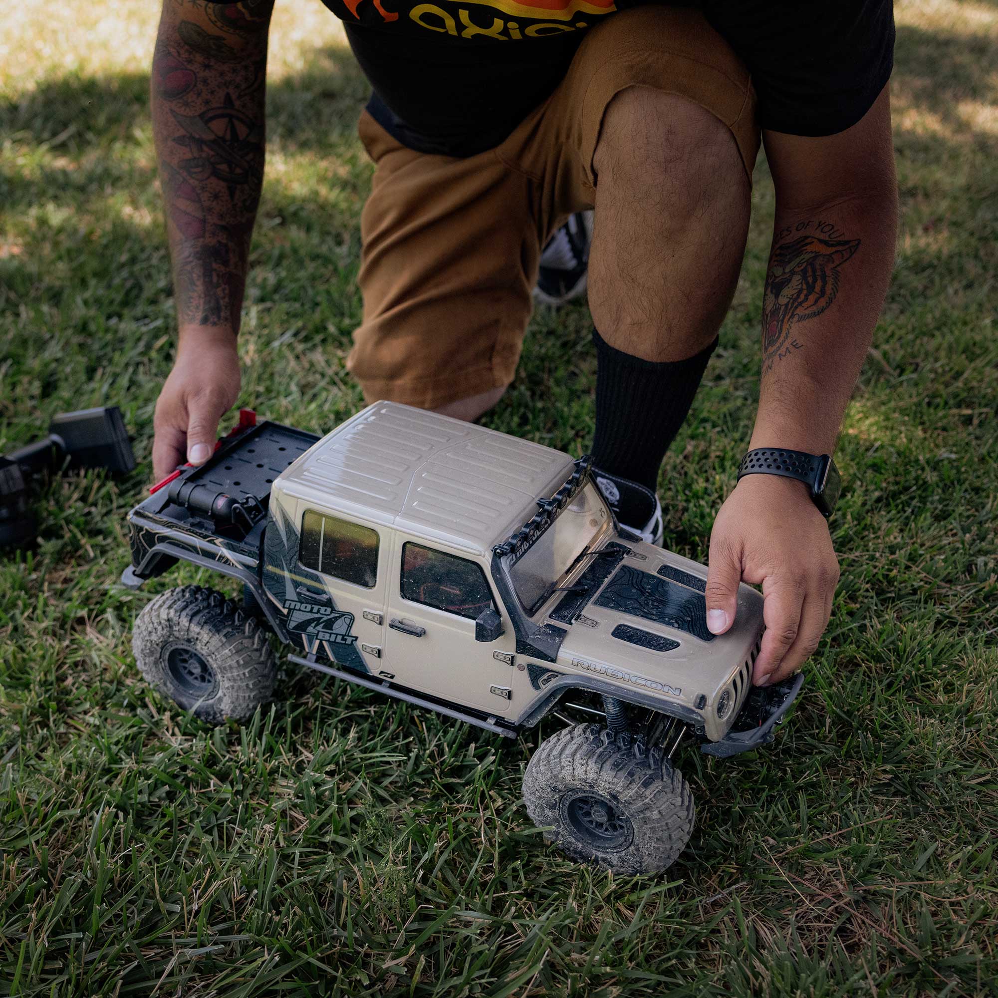 Axial 1/10 SCX10 III Motobilt Waypoint Jeep JT Gladiator 4X4 RTR Brushed Rock Crawler, Tan